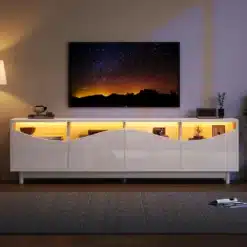 Valge kõrgläikega TV-alus LED-valgustusega elutoas. Stiilne 175 cm pikkune mööbliese tumedal puidust põrandal kaasaegses interjööris.