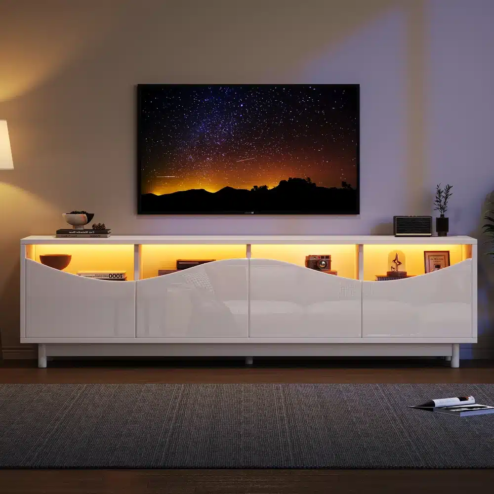 Stiilne TV-alus LED-valgustusega, valge kõrgläige, 175 cm, kuvab elegantselt heledate lettidega kaasaegses elutoas teleri all. Peen disain ja soe LED-valgustus loovad hubase atmosfääri.