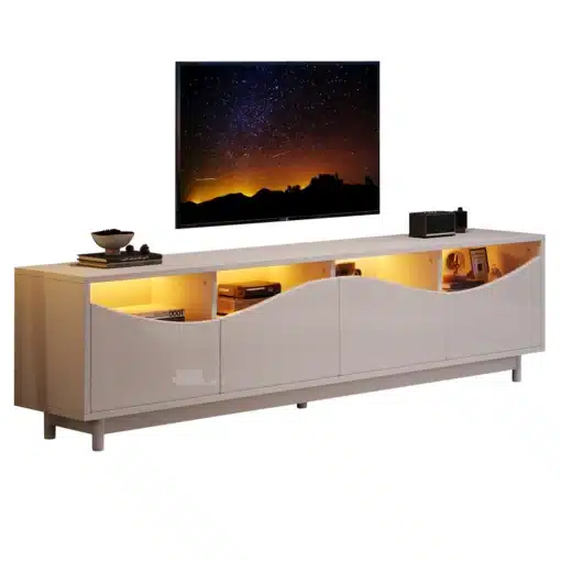 TV-alus LED-valgustusega, valge kõrgläige, 175 cm | E-pood Tootemaailm Modernne TV-alus LED-valgustusega, valge kõrgläikega viimistlus, mõõtudega 175 cm, millel on avatud riiulid ja salvestusruumid, paigutatud stiilselt kaasaegsesse elutuppa.