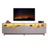 TV-alus LED-valgustusega, valge kõrgläige, 175 cm | E-pood Tootemaailm Valge kõrgläikega TV-alus LED-valgustusega, 175 cm pikk, kaasaegse disainiga päevavalgel, mille taustal on tähistaevas. Aluse peal on televiisor ja mitu dekoratiivset eset, mis lisavad stiili ja elegantsi.