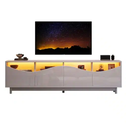 TV-alus LED-valgustusega, valge kõrgläige, 175 cm | E-pood Tootemaailm Valge kõrgläikega TV-alus LED-valgustusega, 175 cm pikk, kaasaegse disainiga päevavalgel, mille taustal on tähistaevas. Aluse peal on televiisor ja mitu dekoratiivset eset, mis lisavad stiili ja elegantsi.