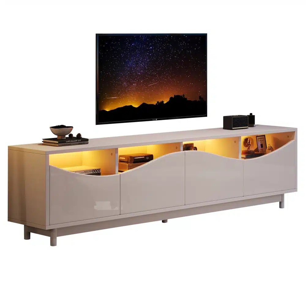 TV-alus LED-valgustusega, valge kõrgläige, 175 cm. Stiilne valge kõrgläikega TV-alus, mille esipaneelil on elegantne kaarjas disain. Sisseehitatud LED-valgustus loob hubase atmosfääri. Aluse peal on suur televiisor ja all on avatud riiulid ning kapid.