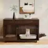 Kassiliivakasti kapp toidukausiga, pähklipruun, 100x45,5x67 cm | E-pood Tootemaailm Pähklipruun kassiliivakasti kapp toidukausiga paikneb valgusküllases ruumis, millel on dekoratiivsed elemendid ja puidust põrand. Kassi jaoks mõeldud liivakast on kapi sees, pakkudes diskreetset lahendust koos praktilise toidukausiga kõrval.