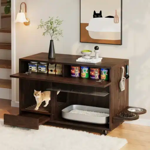 Kassiliivakasti kapp toidukausiga, pähklipruun, 100x45,5x67 cm | E-pood Tootemaailm Pähklipruun kassiliivakasti kapp toidukausiga, mõõtudega 100x45,5x67 cm, millel on nutikad riiulid kassitoidu hoiustamiseks ja avatud luuk, kus kass astub liivakasti suunas, valge vaiba taustal.