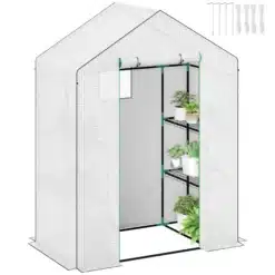 Kasvuhoone UV-kaitsega, 3 tasandit, lukuga uks, mõõtmed 143x74x190, valge raami ja võrguga materjal, taustaks neutraalne hall. Sees on rohelised taimed mitmel tasandil, luues kutsuva ja praktilise aiakeskkonna.