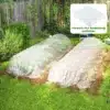 Kasvuhoone kate UV-kaitsega veekindel PE 10x8 m | E-pood Tootemaailm Kasvuhoone kate UV-kaitsega veekindel PE 10x8 m, mis katab lillepeenraid aias, pakkudes kaitset kahjurite ja ilmastiku eest. Kate on valget värvi ja kaardub kergelt üle taimede, taustal roheline aed ja puidust tara.