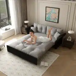 Stiilne Diivanvoodi 3-in-1, samet, queen-size, 190 cm, avatud voodina, pehme hall kangas, valgusküllane elutuba, valged kardinad ja raamitud kunstiteos taustal.