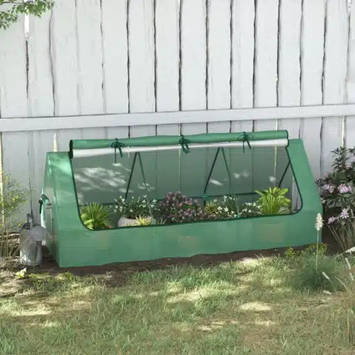 Kasvuhoone UV-kaitsega PE katte ja terasraamiga 240x90x90 | E-pood Tootemaailm Kasvuhoone UV-kaitsega PE katte ja terasraamiga 240x90x90 aiamaal, taustal valge puitlippaed. Kasvuhoones kasvavad värsked taimed ja lilled, mis on kaitstud päikese kahjulike kiirte eest. Esiplaanil rohelise katte all on näha mitmekesine taimestik.