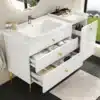 Vannitoakapp liuguksega, keraamilise valamuga, sahtlid | E-pood Tootemaailm Elegantne valge vannitoakapp liuguksega ja keraamilise valamuga, millel on avatud sahtlid. Kuldsed jalad ja minimalistlik disain loovad kaasaegse ja ruumisäästliku lahenduse tänapäevases vannitoas.