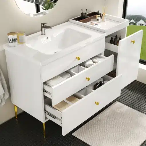 Vannitoakapp liuguksega, keraamilise valamuga, sahtlid | E-pood Tootemaailm Elegantne valge vannitoakapp liuguksega ja keraamilise valamuga, millel on avatud sahtlid. Kuldsed jalad ja minimalistlik disain loovad kaasaegse ja ruumisäästliku lahenduse tänapäevases vannitoas.