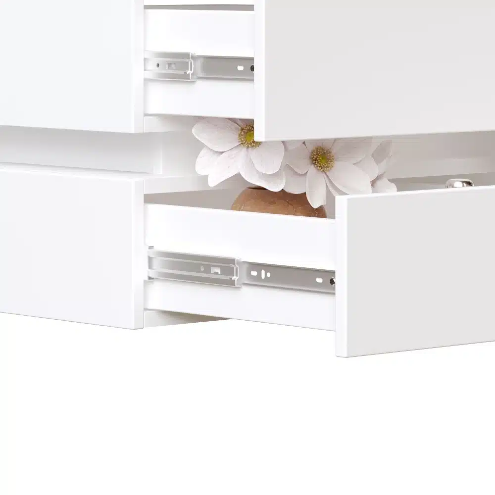 Valge vannitoakapp liuguksega ja keraamilise valamuga, mille sahtlid on avatud ning näha on detailne metallist libistussüsteem, taustal õrnad valged lilled.
