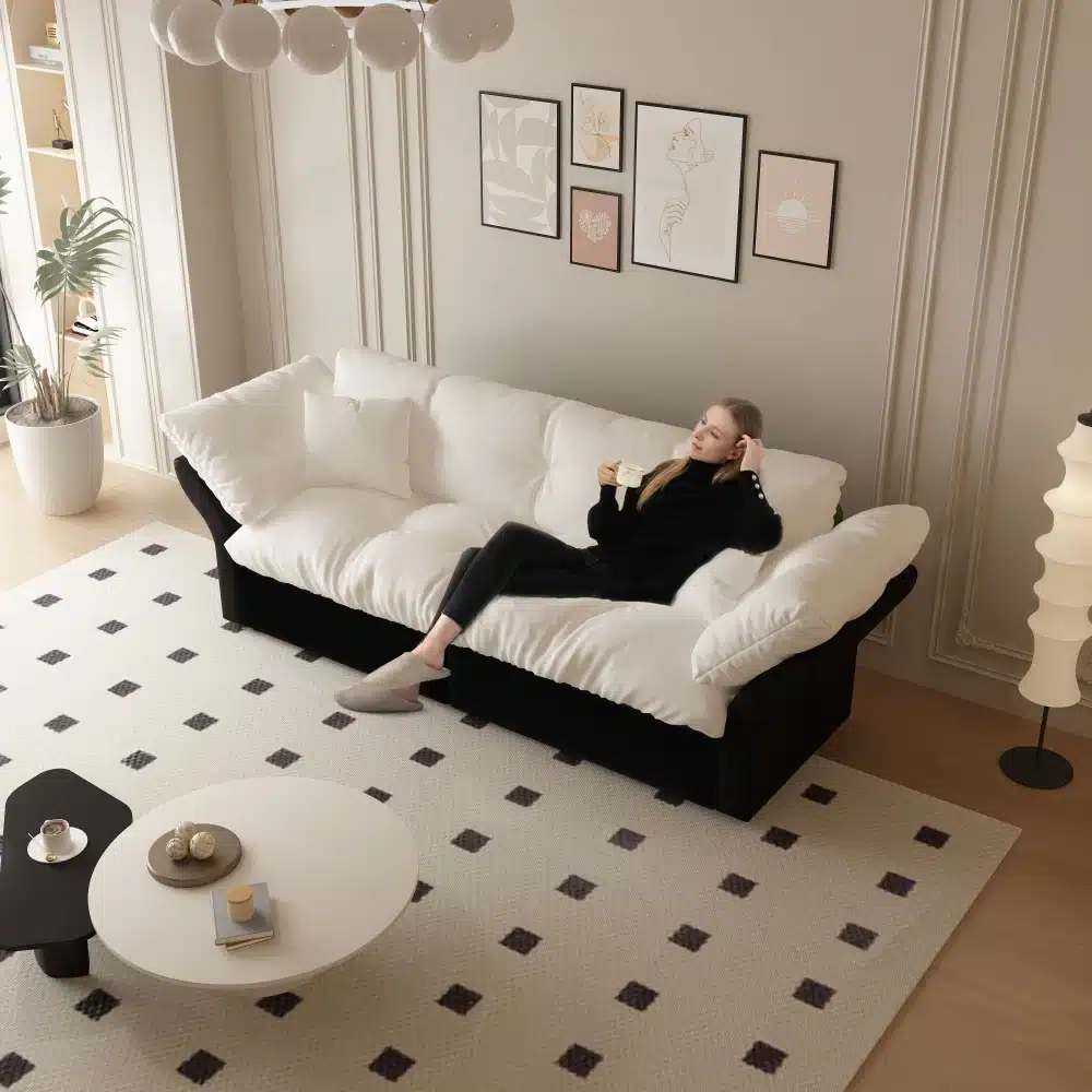 Elegantne Diivanvoodi 3-in-1, sametist materjalist, queen-size mõõtudega 190 cm, mis on paigutatud valgusküllasesse elutuppa. Diivanvoodil istub inimene, nautides tassi kohvi, taustal on kaunistatud seinapaneelid ja stiilne interjöör.