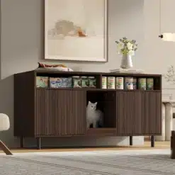 Elegantne puidust Kassimaja kapp liivapüüdja matiga, kus on näha kass ja lemmikloomatarbed. Kapp on modernses interjööris, taustal kunstiteos ja lilled.