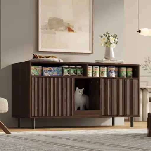 Elegantne puidust Kassimaja kapp liivapüüdja matiga, kus on näha kass ja lemmikloomatarbed. Kapp on modernses interjööris, taustal kunstiteos ja lilled.