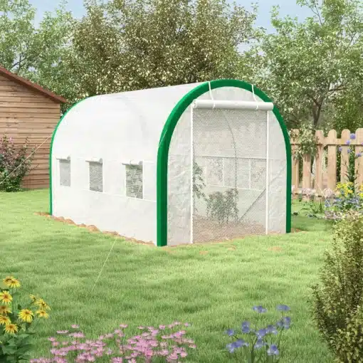 Kasvuhoone metallraamiga, valge, lukuga uksed, 3.5x2x2m | E-pood Tootemaailm Aias asuv valge kasvuhoone metallraamiga, millel on lukuga uksed ning mõõtmed 3.5x2x2m. Taustal on lopsakas rohevöönd ja lillepeenar, mis loovad rahuliku ja looduslähedase atmosfääri.