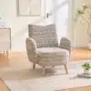 Elutoas asuv mugav ja stiilne tugitool küljetaskuga, millel on triibuline kangas ning puitjalad. Tool on paigutatud heledale vaibale ning taustaks on heledates toonides seinad ja toataim.