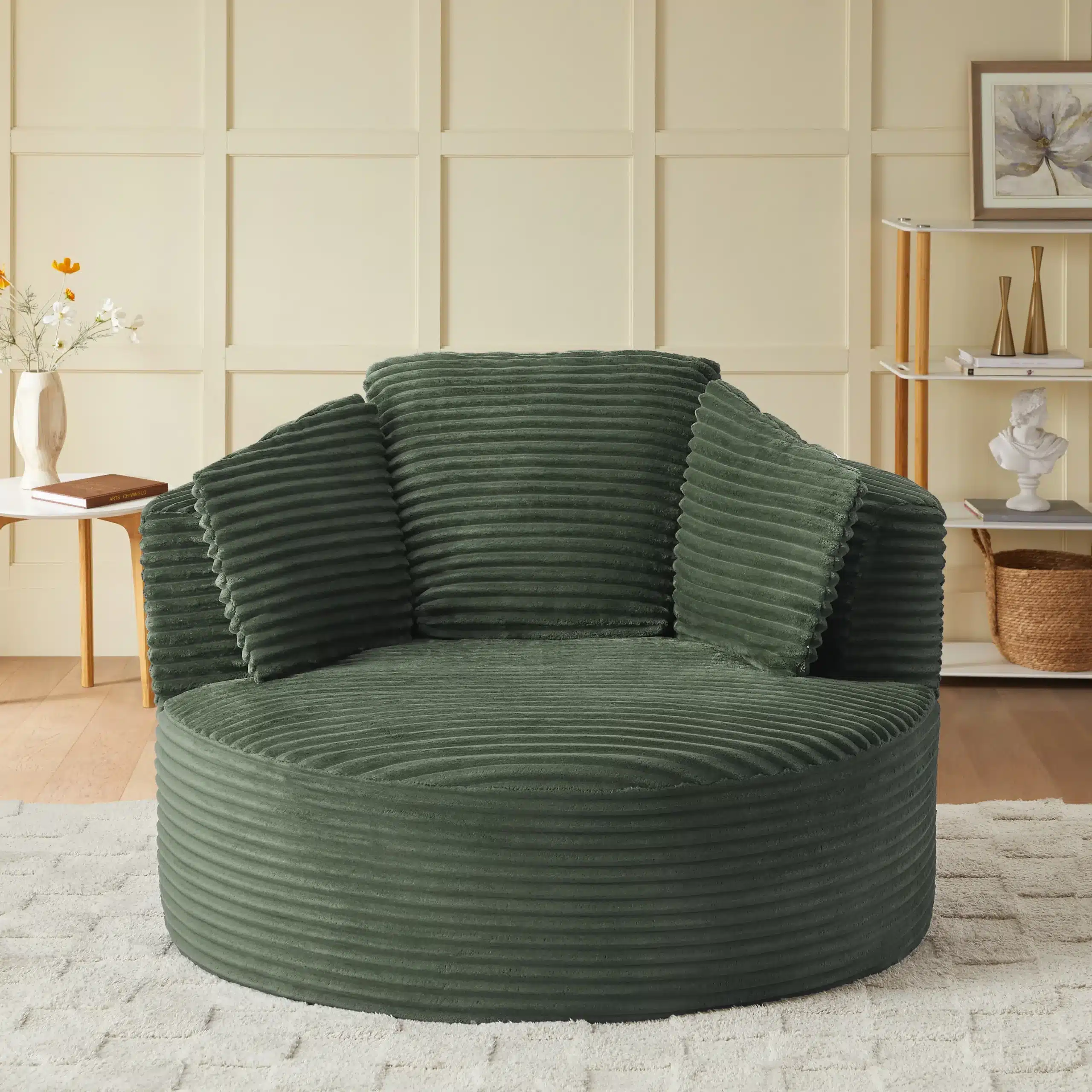 Elegantne roheline vaakumpakendatud mugav ja pehme tugitool, millel on ribakujuline tekstuur, asub kaasaegses elutoas valgel vaibal, ümbritsetud minimalistliku sisustusega.