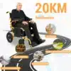 Mees istub elektrilises kokkupandavas ratastoolis, millel on must ja oranž disain. Taustal kaardimuster ja tekst 20km seeriateenuse kohta, esile tõstetud kohad, kuhu tooliga pääseb.