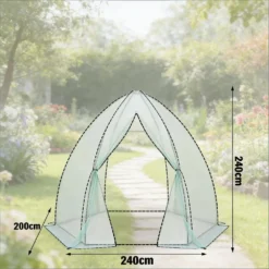 Kasvuhoone PE kattega ja lukuga uks, mõõtmetega 240x200x240 cm, asub aias päikesevalguses. Konstruktsioon on kaetud vastupidava läbipaistva materjaliga, mille ees asub lahtikäiv lukk.