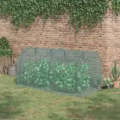 Roheline aiakaitsevõrk köögiviljadele, mõõtmetega 249x120x120cm, paigaldatud murule kiviseina taustal. Võrk kaarjas, toetatud metallraamile ja varustatud kahe lukuga kaitseks kahjurite eest.