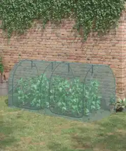 Roheline aiakaitsevõrk köögiviljadele, mõõtmetega 249x120x120cm, paigaldatud murule kiviseina taustal. Võrk kaarjas, toetatud metallraamile ja varustatud kahe lukuga kaitseks kahjurite eest.