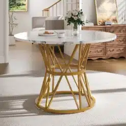 Kaunis ümmargune söögilaud marmorimustriga ja kuldsete jalgadega, paiknedes elegantses elutoas koos lillevaasi ja valge vaibaga.