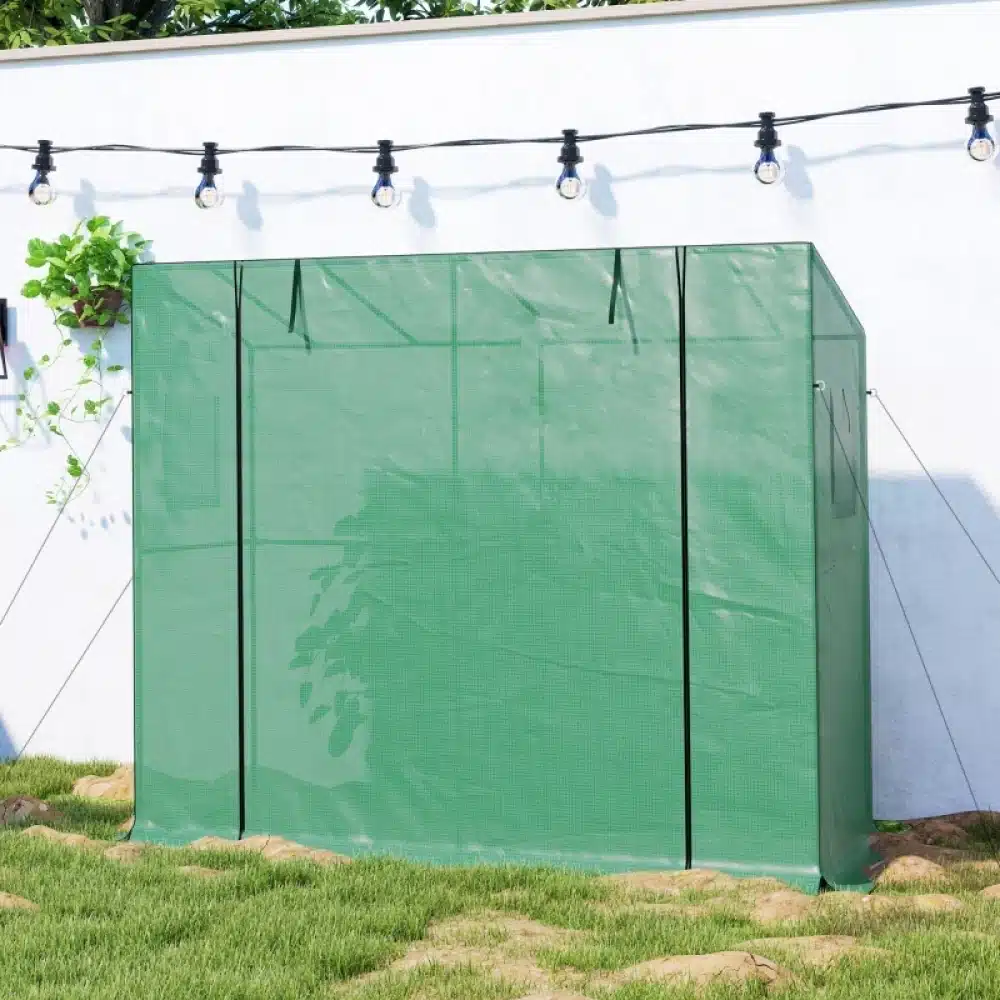 Roheline kasvuhoone rulluksega, mõõtmetega 200x76x170cm, paigaldatud rohelisel muruplatsil, valge aia taustal. Kasvuhoone on UV-kindla materjaliga, sobiv aiakasvatuseks väiksemas aias.
