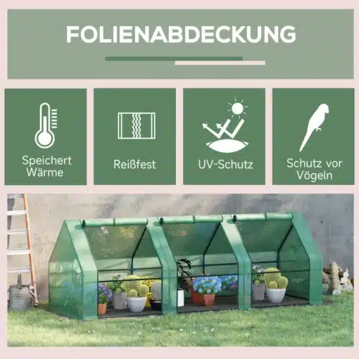 Kasvuhoone mini UV-kaitsega rulluksega 270x90x90 cm | E-pood Tootemaailm Kolm rohelist mini kasvuhoonet, igaüks UV-kaitsega ja rulluksega, mõõtmetega 270x90x90 cm, asetsevad lopsaka rohu peal, taustal hall sein ja puud, täis potililli ja noori taimi.
