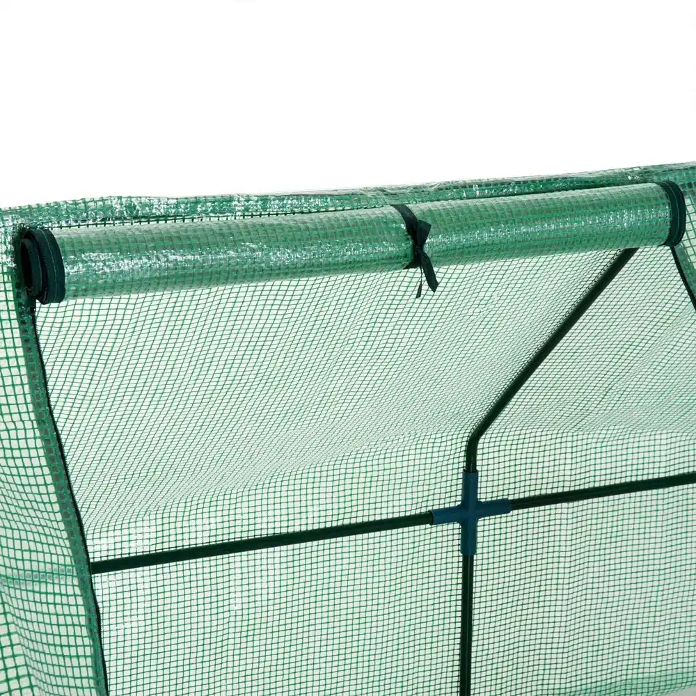 Kasvuhoone mini UV-kaitsega rulluksega 270x90x90 cm, millel on roheline võrgust kattematerjal ja tugev metallraam. Nähtav on rulliks keritud uks, mis kinnitatakse tihedalt ja tagab taimedele ideaalsed kasvutingimused.