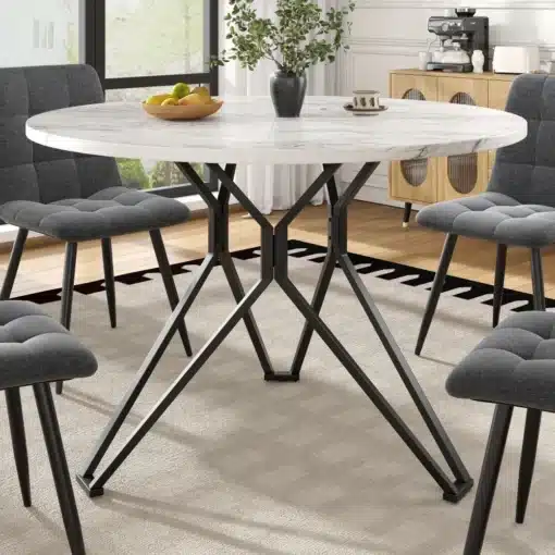 Ümmargune söögilaud marmorviimistlusega, 100x100 cm | E-pood Tootemaailm Ümmargune söögilaud marmorviimistlusega, 100x100 cm, koos mustade metalljalgadega, ümbritsetud hallide polsterdatud toolidega, heledal vaibal avaras ja valgusküllases ruumis.