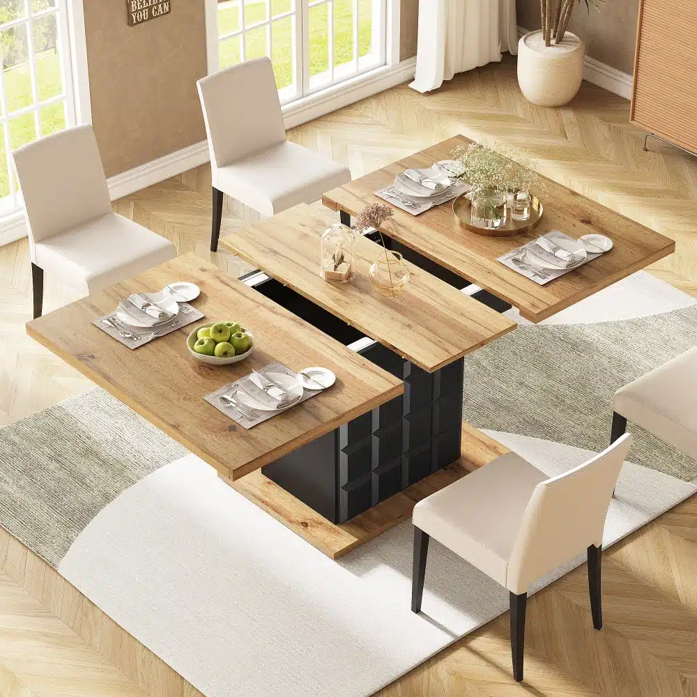 Modernne laiendatav söögilaud elegantsest puidust, musta veiniriiuliga ning integreeritud sahtlitega, paiknedes valgusküllases ruumis koos nelja valge tooliga.