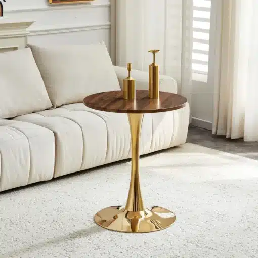 Pähklipuu MDF-ist ümmargune diivanilaud mõõtmetega 60 cm, millel on elegantne kuldne jalg, paikneb heledal vaibal avaras elutoas, taustal hele diivan ja õhulised kardinad.