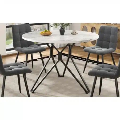 Ümmargune söögilaud marmorviimistlusega, 100x100 cm | E-pood Tootemaailm Ümmargune söögilaud marmorviimistlusega, 100x100 cm koos musta metallist jalgadega, ümbritsetud nelja halli polsterdatud tooliga valgusküllases interjööris.