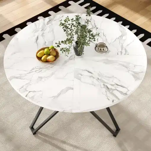 Ümmargune söögilaud marmorviimistlusega, 100x100 cm | E-pood Tootemaailm Ümmargune söögilaud marmorviimistlusega, läbimõõduga 100x100 cm, millel on elegantne marmorist muster helel pinnal ja tugevad mustad metalljalad, asetseb heledal vaibal kaasaegses elutoas.