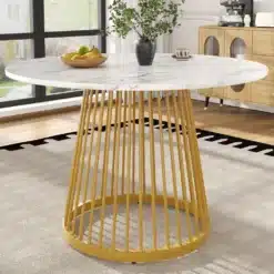 Ümmargune söögilaud elegantse marmorist plaadiga ja kuldsete jalgadega, paigutatud valgusküllasesse elutuppa koos puidust mööbliga.