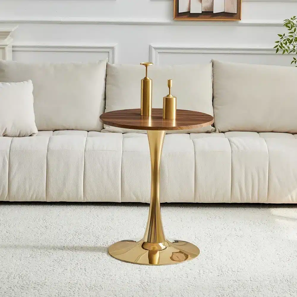 Ümmargune diivanilaud 60 cm pähklipuu MDF plaadiga ja kuldse jalaga. Laud seisab elegantse heleda diivani ees vaipkattega põrandal, tuues esile kaasaegse sisekujunduse ilu.
