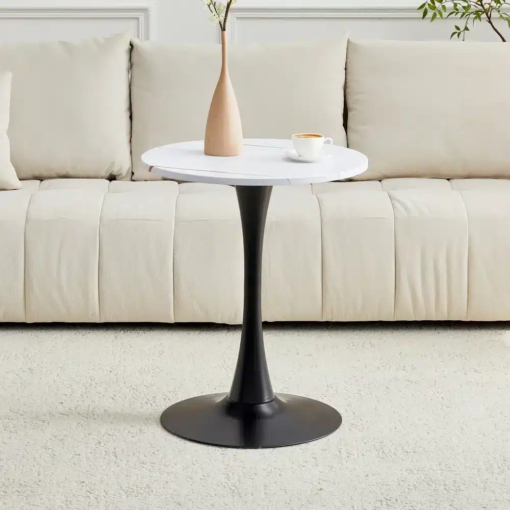 Elegantne ümmargune diivanilaud, 60 cm pähklipuu MDF-plaadiga ja kuldne jalg, asetatud kreemika diivani ette vaipkattega elutoas.