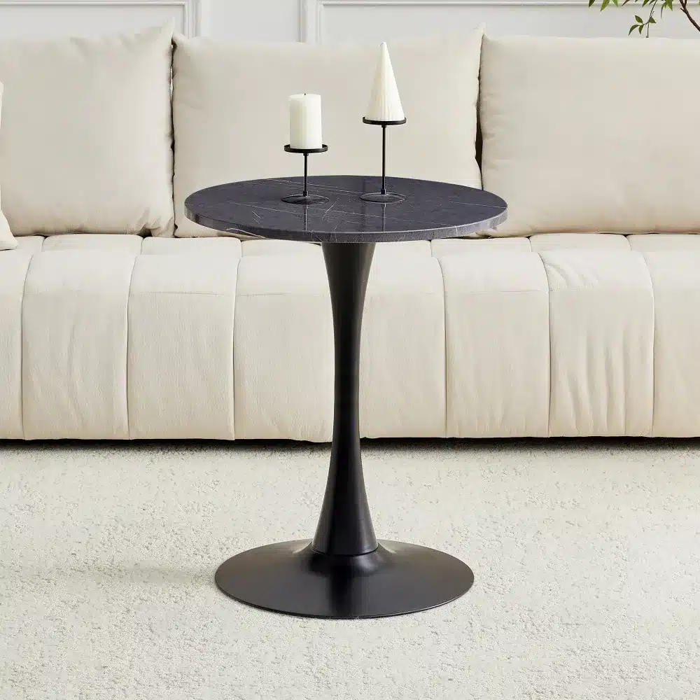 Elegantne ümmargune diivanilaud, 60 cm läbimõõduga pähklipuust MDF lauaplaat, millel on stiilne kuldne jalg, paigutatud valge diivani ette vaibal elutoas.