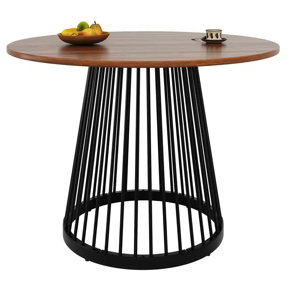 Elegantne ümmargune söögilaud marmorist plaadiga, mida toetavad tugevad kuldsed jalad, paikneb minimalistlikus interjööris. Marmorist pind peegeldab pehmet valgust, luues luksusliku atmosfääri.