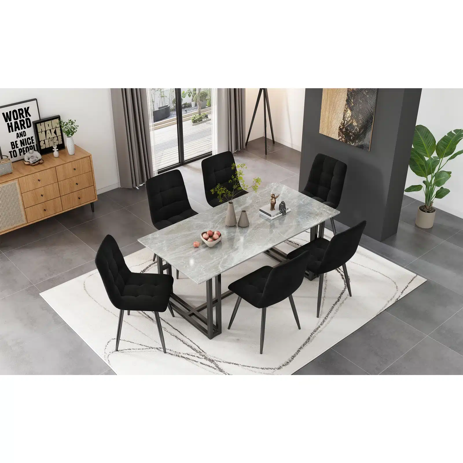 Mustad sametkattega metalljalgadel söögitoolid, paigutatud elegantsele marmorist lauale moderne köögis, vaip hallil plaaditud põrandal.