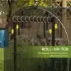 Putukavõrk aiataimedele uksega, HDPE, 1.2x3.6 m | E-pood Tootemaailm Putukavõrk aiataimedele uksega, valmistatud vastupidavast HDPE materjalist, suurusega 1.2x3.6 m, paigaldatud rohelisele aiale koos rulliukse mehhanismiga puude ja põõsaste taustal.
