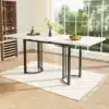 Laiendatav söögilaud metallraamiga, valge-must 140–180 cm | E-pood Tootemaailm Valge ja must laiendatav söögilaud metallraamiga, mõõtmetega 140-180 cm, paiknedes valgusküllases ruumis suurt akent vaatega taustal, lauaplaadil on vaas lillede ja puuviljakauss.