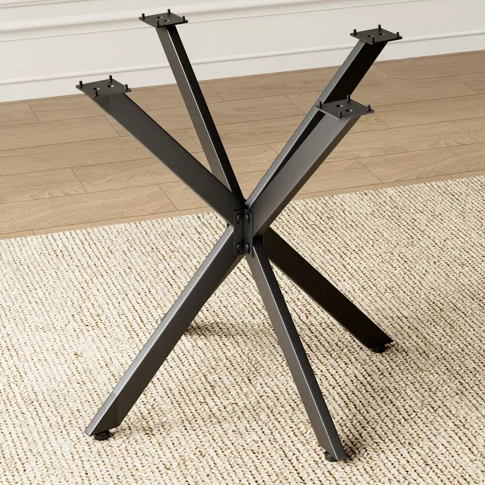 Mustade metalljalgadega raam, mis on mõeldud ümmargusele söögilauale 120 cm vintagepruunis toonis, asub helepruunil vaibal ja heledate seinte taustal.