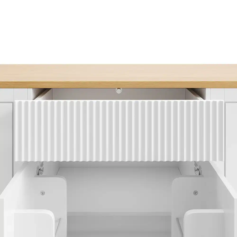 Valge köögikapp ratastel prügikastisahtli, riiulite, puidust tasapinna ja sahtlitega, avatud sahtel esiplaanil, minimalistlik ja elegantne disain.