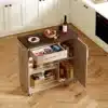 Köögikäru puidust tööpinnaga ja ratastega, 90x62x90 cm | E-pood Tootemaailm Stiilne köögikäru puidust tööpinnaga ja ratastega, mis on asetatud heledale parkettpõrandale, avatud kappide ja organiseeritud sahtlitega, täis maitseaineid ja köögitarvikuid.