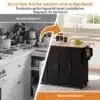 Kaasaegne köögisaar musta värvi kapiga, sahtlite, pikendatava töötasapinna ja vürtsiriiuliga valges köögis. Ühel pool pilt kaootilisest köögist enne kasutamist ja teisel pool korras räume koos köögisaarega.