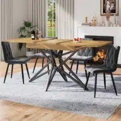 Kaunis söögituba, kus keskmes on stiilne ja kvaliteetne pikendatav söögilaud puidust viimistluse ja elegantsete metalljalgadega. Laud on kaunistatud puuvilja ja pokaalidega ning ümbritsetud mugavate hallide toolidega. Taustal on maitsekas sisekujundus kaminaga.