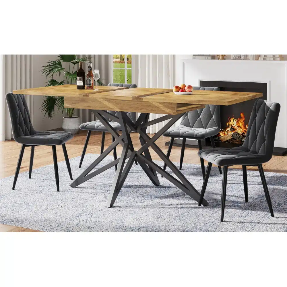 Stiilne ja kvaliteetne pikendatav söögilaud heledas puidutoonis, mida ümbritsevad viis halli polsterdatud tooli elegantses ja kaasaegses söögitoas, dekoratiivne kamin ja toataimed taustal, loomulikus valguses.