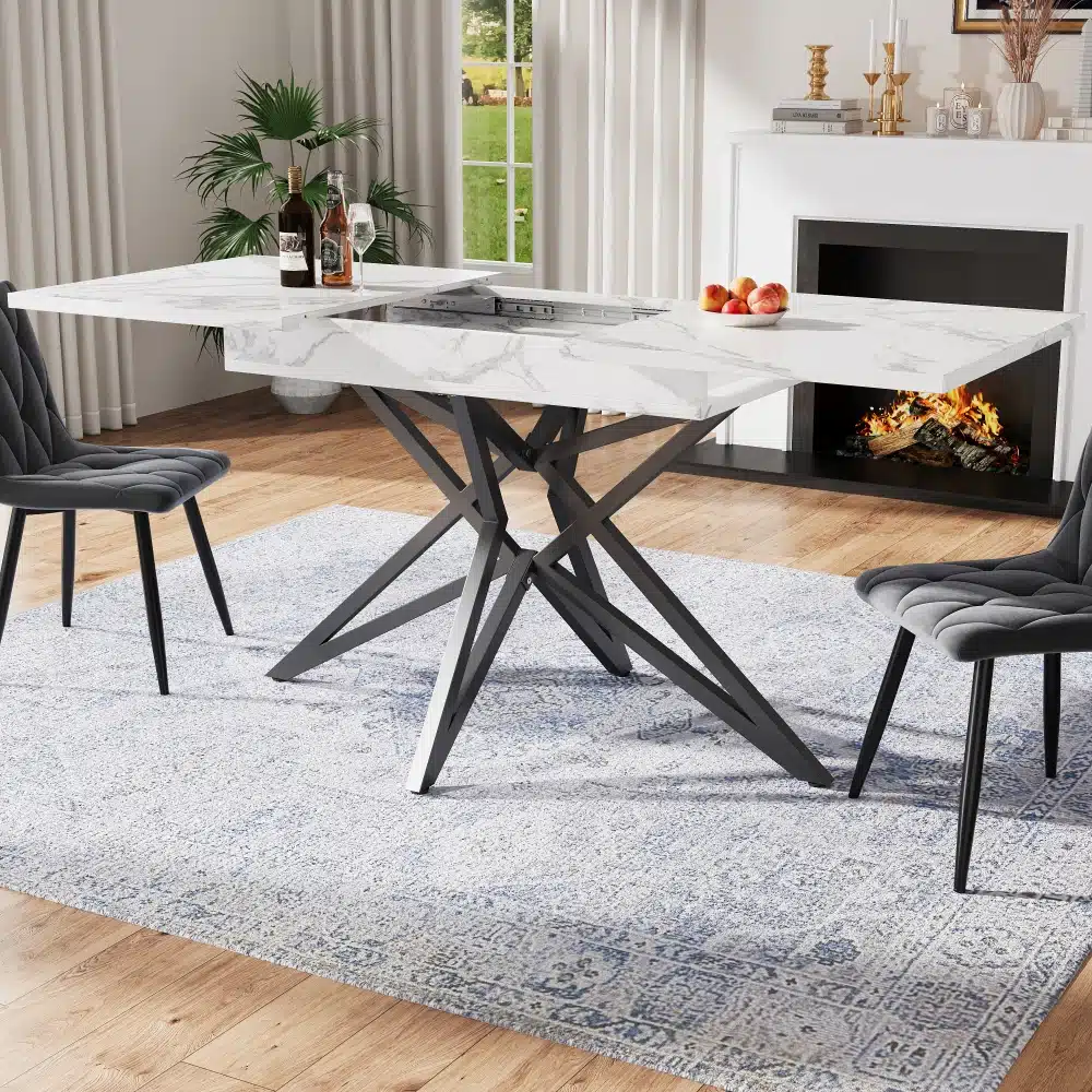 Stiilne ja kvaliteetne pikendatav söögilaud valge marmorplaadiga, musta metallraamiga, elegantses elutoas kaminaga.