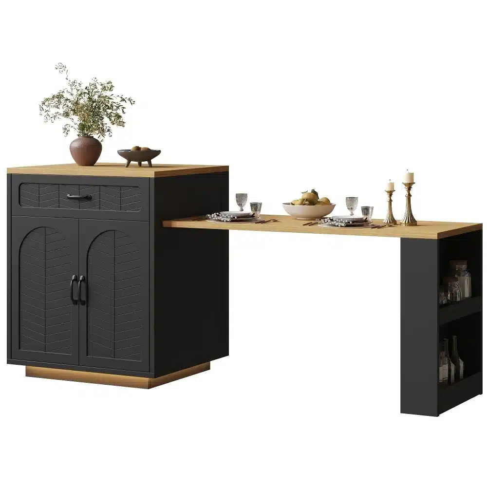 Köögikapp LED valgustuse ja väljatõmmatava lauaga, musta ja puidu toonidega elegantne disain. Kapi peal on lauanõud ja küünlad, lisades sooja atmosfääri.